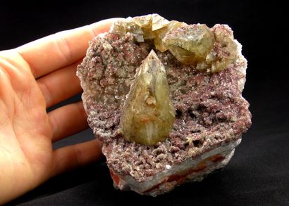 null Calcite. 

Géode de quartz hématoïde montrant deux scalénoèdres extrèmement...