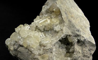 null Calcite en beaux cristaux prismatiques jaune transparent sur une matrice calcaire.

Salviac,...