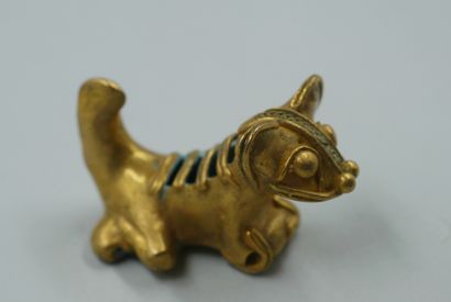 null COLOMBIE. 

Amulette talismanique en pendentif en or bas titre à figure de jaguar

Tumbaga....