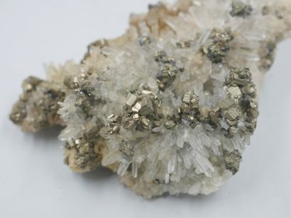 null Belle association de cristaux de quartz et pyrite. 

Provenance : Bulgarie.

5...