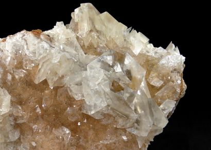 null Calcite. 

Paroie d'une géode tapissée de rhomboèdres aplatis blancs à cœur...