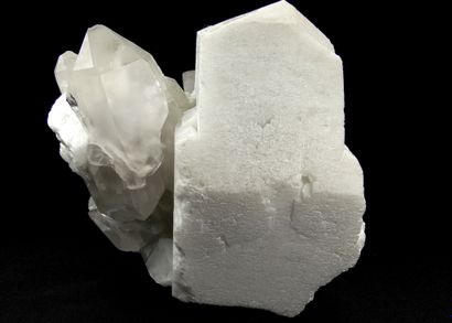 null Microcline et quartz . Beau cristal blanc de 10 cm présentant des macles complexes.

Skardu,...