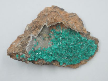 null Petite géode de dioptase sur fond de cristaux de quartz microcristallins. 

Provenance...