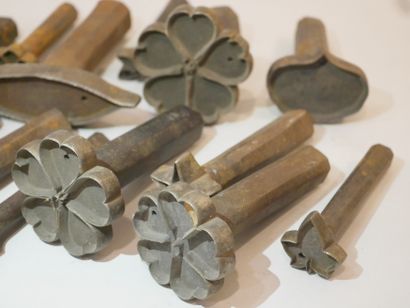  Lot de 19 éléments de moules pour fleurs artificielles, en bronze (?) permettant...