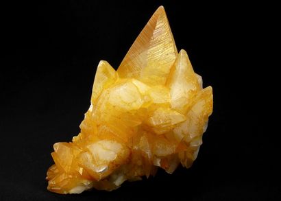 null Calcite. 

Scalénoèdre de 8 cm placé au sommet d'un groupe d'autres cristaux....