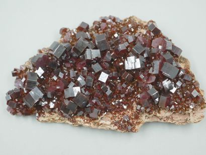 Bloc de beaux cristaux de vanadinite rouge-brun,...
