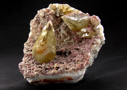 null Calcite. 

Géode de quartz hématoïde montrant deux scalénoèdres extrèmement...