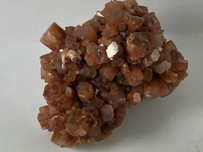  Aragonite. 
Aragonite, Tazouta, région de Fès au Maroc. 
Nodule recouvert de cristaux...