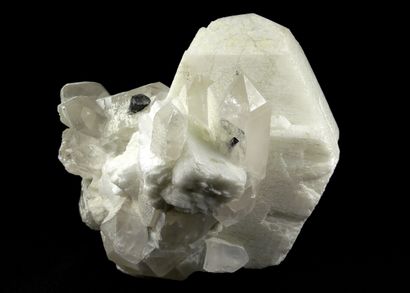 Microcline et quartz . Beau cristal blanc...
