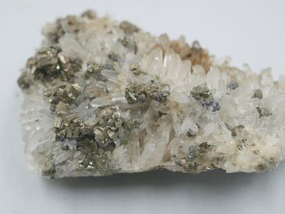 null Belle association de cristaux de quartz et pyrite. 

Provenance : Bulgarie.

5...