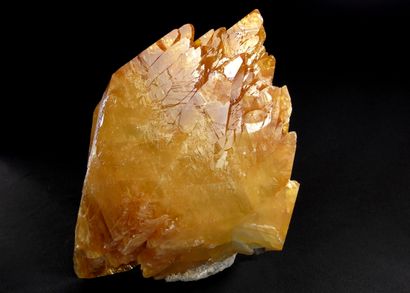 null Calcite en groupe de cristaux biterminés d'une magnifique couleur ambrée.

Elmwood,...