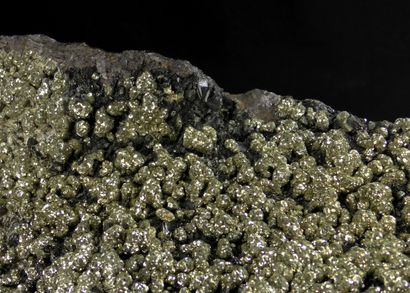 null Sphalérite, pyrite. 

De petits cristaux de sphalérite noire en partie recouverts...