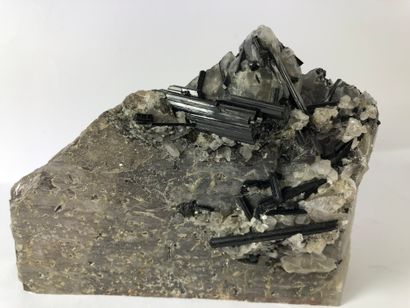 null Quartz Tourmaline.

Baguettes de tourmaline noire brillante jusqu’à 5 cm sur...