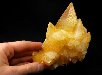 null Calcite. 

Scalénoèdre de 8 cm placé au sommet d'un groupe d'autres cristaux....