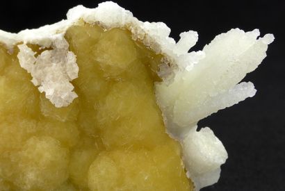 null Calcite.

Des aiguilles d'aragonite pseudomorphosées en calcite blanche disposées...