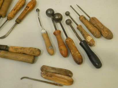 null 
Lot d'outils anciens servant à la fabrication de fleurs artificielles.

France.,...