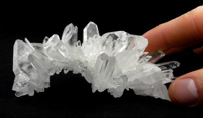 null Quartz. 

Groupe de cristaux transparents présentant au moins 6 macles du Japon...