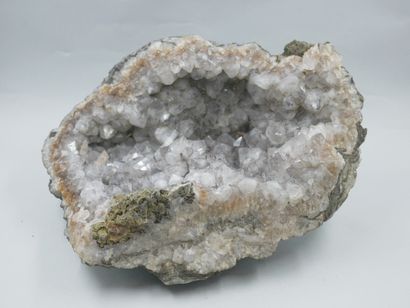 Géode de cristaux de quartz. (ou quartz de calcite?). 
Dimensions : 27 x 20 x 14...