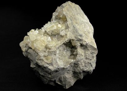 null Calcite en beaux cristaux prismatiques jaune transparent sur une matrice calcaire.

Salviac,...