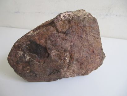  Météorite Chondrite H4, Nigeria.. 3 985gr environ. Avec analyse du Musée nationale...