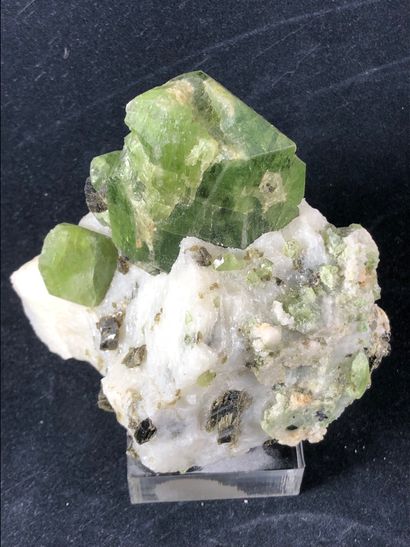  Diopside. 
Diopside, monocristal vert (5,5 x 5cm) sur une gangue de quartz blanc,...