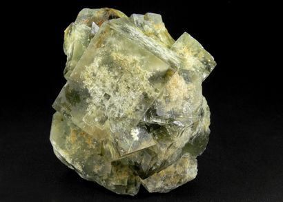 null 
Fluorite verte composée d'un cube principal de 6 x 4 cm très en relief et posé...