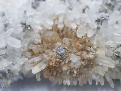 null Belle association de cristaux de quartz et pyrite. 

Provenance : Bulgarie.

5...
