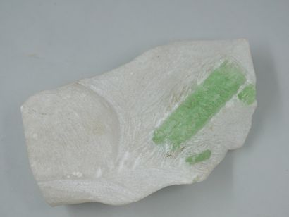 null Cristal de Pargasite applatie de 6cm, de couleur vert pomme dégagée de sa gangue...