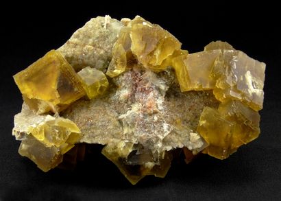 null Fluorite jaune formant une crète entourée de cubes de 2,5 cm présentant des...