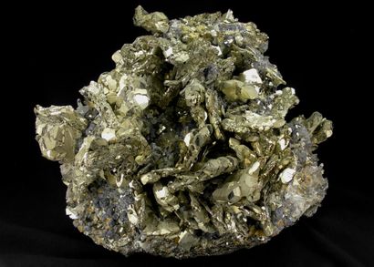 null Grande Pyrite avec un bel assemblage de cristaux très complexes qui pseudomorphose...