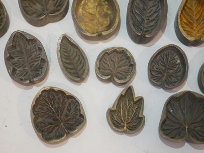 null 
Lot de 29 éléments de moules pour fleurs artificielles, en bronze (?) permettant...