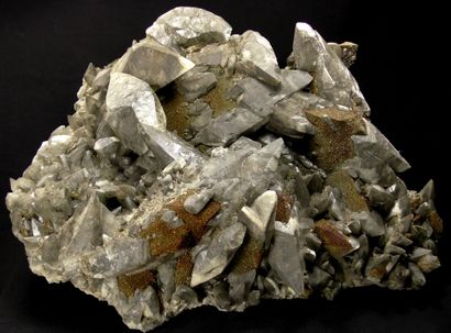 null Calcite, pyrite. 

Magnifique spécimen de taille muséale montrant des scalénoèdres...