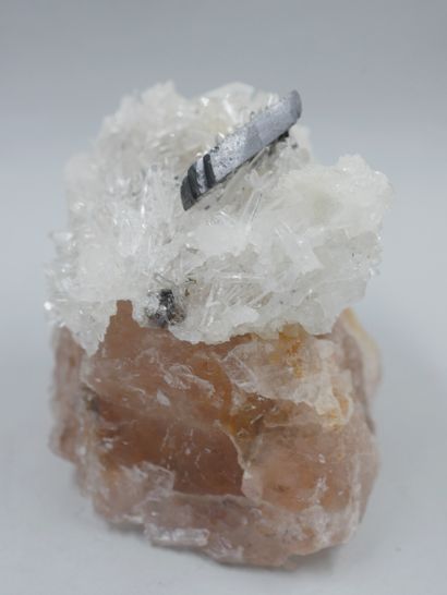 null Important quartz rose capuchonné d'aiguilles de cristal de roche et de cristaux...