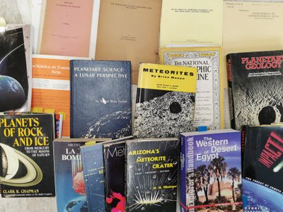 null Quatre cartons de livres sur les météorites.