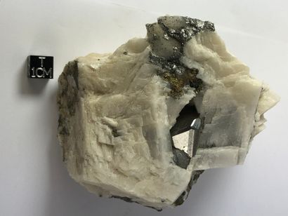 null Carrollite.

Un cristal de 2 cm brillant de carrollite, un sulfure de cobalt...