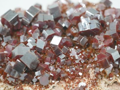 null Bloc de beaux cristaux de vanadinite rouge-brun, regroupés sur une gangue calcaire....