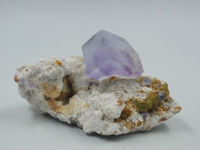 null Cristal rectangualire de fluorite violette transparente. 

Provenance : France

1,5...