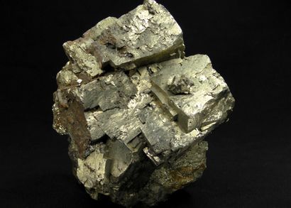 null Pyrite. 

Assemblage de gros cubes brillants (4 cm) provenant de la plus grande...