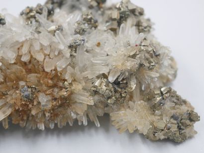 null Belle association de cristaux de quartz et pyrite. 

Provenance : Bulgarie.

5...
