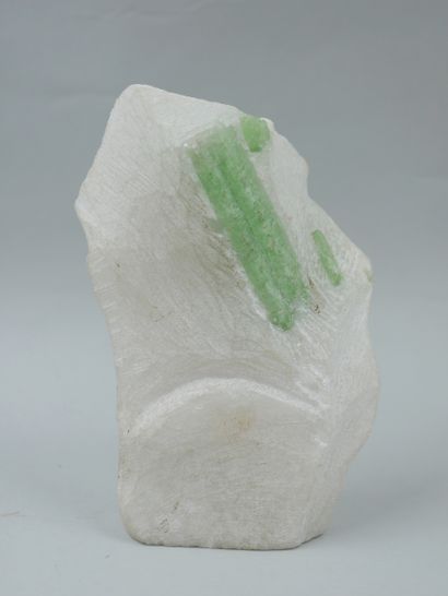  Cristal de Pargasite applatie de 6cm, de couleur vert pomme dégagée de sa gangue...