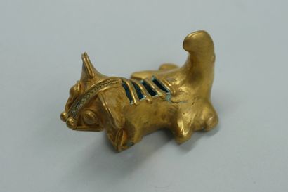null COLOMBIE. 

Amulette talismanique en pendentif en or bas titre à figure de jaguar

Tumbaga....