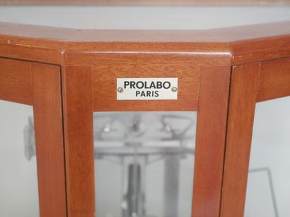  PROLABO SCALE - Paris 
Balance de laboratoire 
Caisse en bois vitrée, ouvre par...