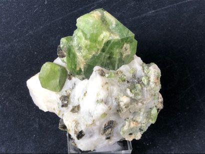  Diopside. 
Diopside, monocristal vert (5,5 x 5cm) sur une gangue de quartz blanc,...