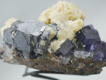 null Très belle association de 4 minéraux : fluorite violette transparente sur une...
