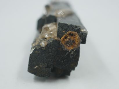 null Cristal de grande taille d'Aegyrine noire avec des petits cristaux de quartz...