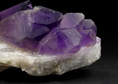 null Curieuse cristallisation de quartz améthyste. 

Groupe de cristaux violets ayant...