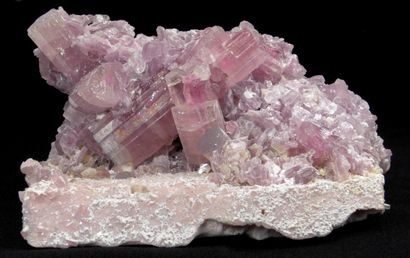 null Tourmaline rose. 

Agrégat de prismes rose, légèrement bleuâtre sur microcline...