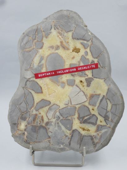 null 
Spetaria avec inclusion decalcite.

Haut.: 24cm.
