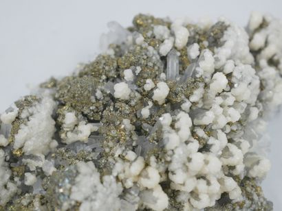 null Belle association de pyrites, galènes et quartz microcristallins avec des aiguillles...