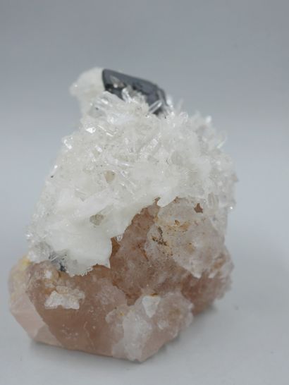 null Important quartz rose capuchonné d'aiguilles de cristal de roche et de cristaux...